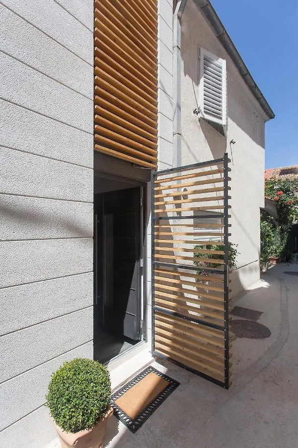 Amaizing Apartment Near Airport Kastel Stafilic 0*,